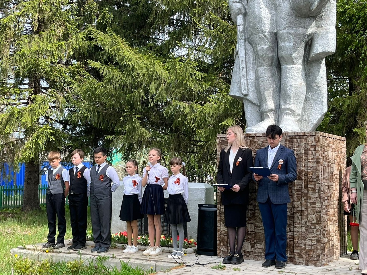 Митинг у памятника Неизвестному солдату.