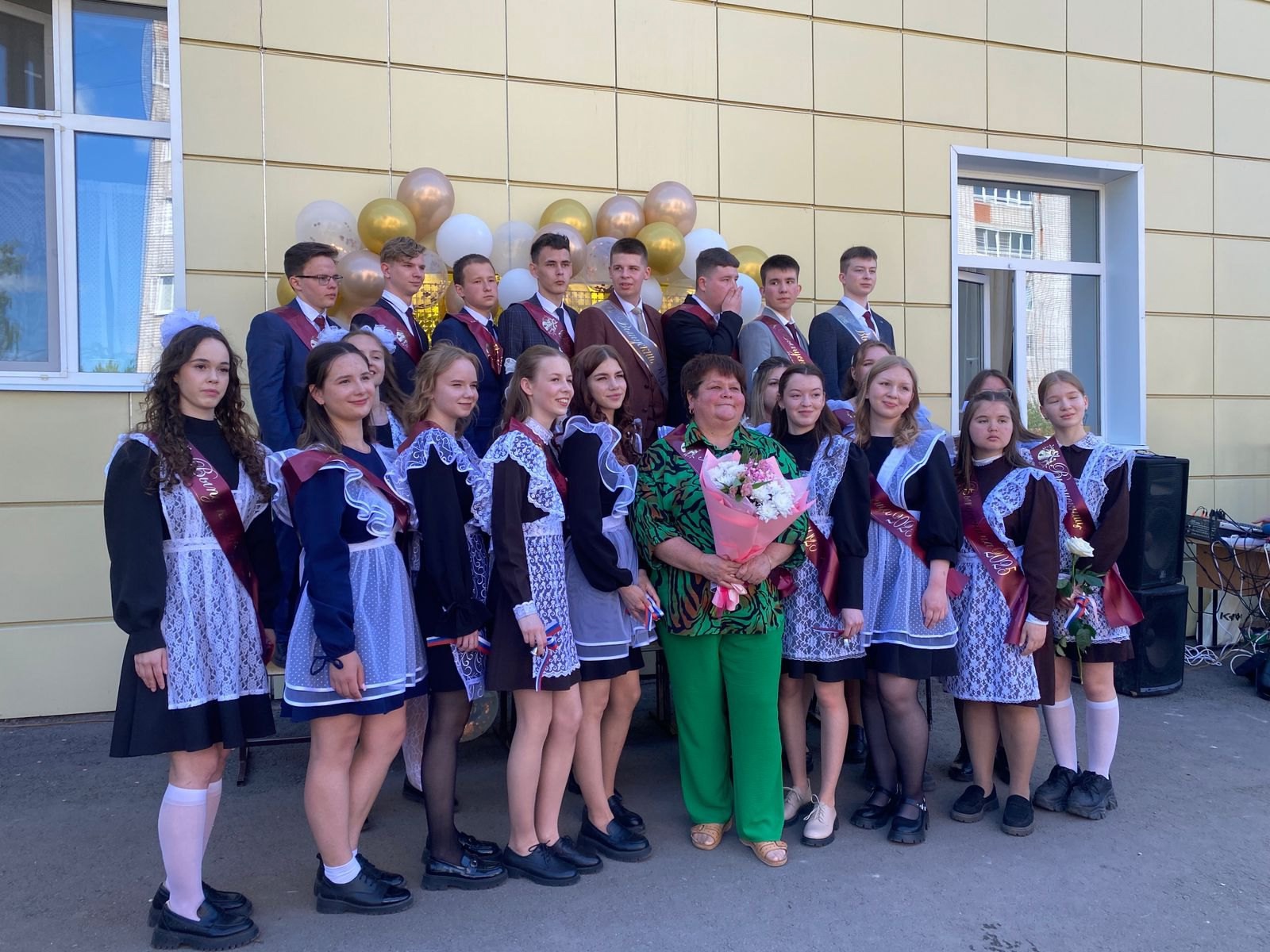 Детства прощальный звонок.